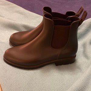 Brown short rain booties | 7